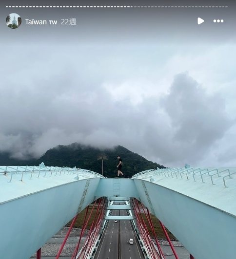 IG上一名外籍男子本月中旬在IG上傳騎著腳踏車在台鐵車輛保養場內閒晃,民眾細查發現他還在搭乘台鐵平溪線爬到車廂外自拍,IG上還有攀爬台灣多處高樓建物的自拍影像。圖/IG翻攝 IG上一名外籍男子本月中旬在IG上傳騎著腳踏車在台鐵車輛保養場內閒晃,民眾細查發現他還在搭乘台鐵平溪線爬到車廂外自拍,IG上還有攀爬台灣多處高樓建物的自拍影像。圖/IG翻攝