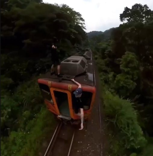 IG上一名外籍男子本月中旬在IG上傳騎著腳踏車在台鐵車輛保養場內閒晃,民眾細查發現他還在搭乘台鐵平溪線爬到車廂外自拍,IG上還有攀爬台灣多處高樓建物的自拍影像。圖/IG翻攝 IG上一名外籍男子本月中旬在IG上傳騎著腳踏車在台鐵車輛保養場內閒晃,民眾細查發現他還在搭乘台鐵平溪線爬到車廂外自拍,IG上還有攀爬台灣多處高樓建物的自拍影像。圖/IG翻攝