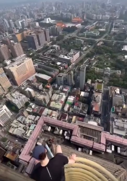 IG上一名外籍男子本月中旬在IG上傳騎著腳踏車在台鐵車輛保養場內閒晃,民眾細查發現他還在搭乘台鐵平溪線爬到車廂外自拍,IG上還有攀爬台灣多處高樓建物的自拍影像。圖/IG翻攝 IG上一名外籍男子本月中旬在IG上傳騎著腳踏車在台鐵車輛保養場內閒晃,民眾細查發現他還在搭乘台鐵平溪線爬到車廂外自拍,IG上還有攀爬台灣多處高樓建物的自拍影像。圖/IG翻攝