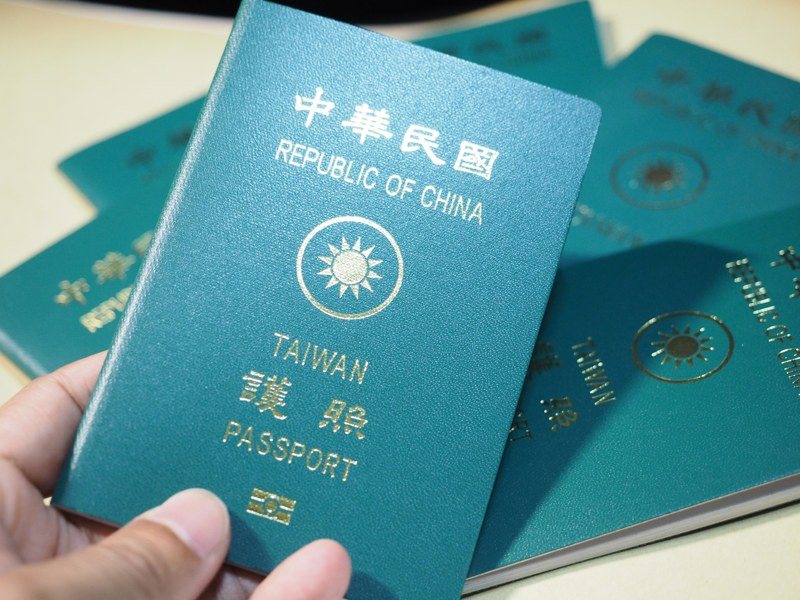 王姓女子靠著楊姓女看護幫忙，成功騙過戶政及外交部，不僅躲過追訴期，還爽出國39次。護照示意圖。本報資料照片