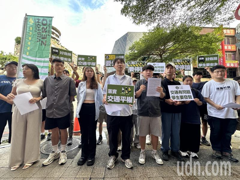 東海大學學生、民間團體等今回道巨業客運撞死女學生事故現場,高喊重視行人交通安全,也砲轟台中市府沒作為。記者曾健祐/攝影 東海大學學生、民間團體等今回道巨業客運撞死女學生事故現場,高喊重視行人交通安全,也砲轟台中市府沒作為。記者曾健祐/攝影