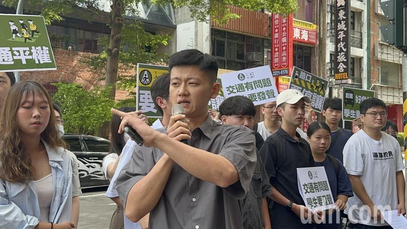 東海大學學生呂紹齊坦言,沒有機車的學生人只能搭公車,就算台中公車品質再怎麼不堪,也是他們唯一可選擇的交通工具。記者曾健祐/攝影 東海大學學生呂紹齊坦言,沒有機車的學生人只能搭公車,就算台中公車品質再怎麼不堪,也是他們唯一可選擇的交通工具。記者曾健祐/攝影