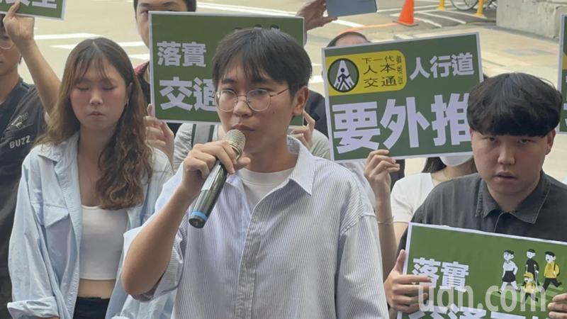 東海大學社會學系系學會長、下一代人本交通促進會監事陳翔庭認為,交通問題一再發生,台中市府不能再草率解決,只想應付他們學生。記者曾健祐/攝影 東海大學社會學系系學會長、下一代人本交通促進會監事陳翔庭認為,交通問題一再發生,台中市府不能再草率解決,只想應付他們學生。記者曾健祐/攝影