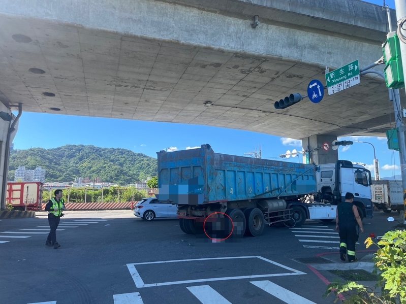 新北市泰山區新生街與新北大道六段口,今天下午發生一起死亡車禍,肇因待查。記者曾伯愷/翻攝 新北市泰山區新生街與新北大道六段口,今天下午發生一起死亡車禍,肇因待查。記者曾伯愷/翻攝