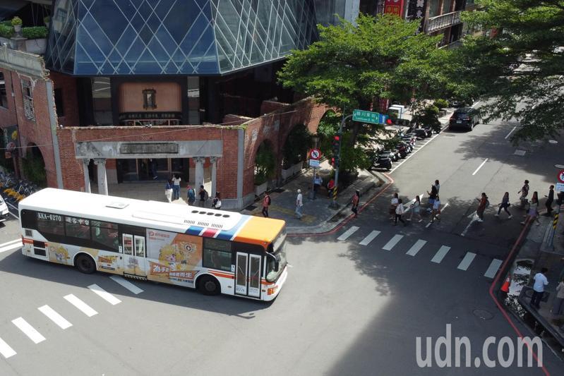 9月22日，東海大學一名學生不幸遭公車撞擊身亡（圖為事發路口）。記者黃仲裕／攝影