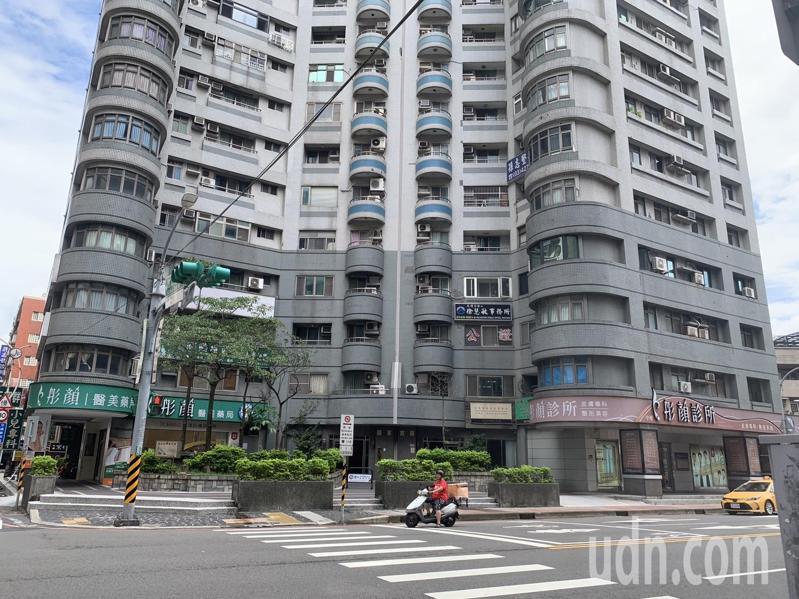 台北地檢署昨針對超思進口雞蛋案發動搜索與約談,亮采公司的代表法人辰澤企業有限公司位於桃園市中壢區,記者今上午實際走訪該公司大門緊閉沒人應門,隔壁的公司只知道常有人進出,但也不熟。記者翁唯真/攝影 台北地檢署昨針對超思進口雞蛋案發動搜索與約談,亮采公司的代表法人辰澤企業有限公司位於桃園市中壢區,記者今上午實際走訪該公司大門緊閉沒人應門,隔壁的公司只知道常有人進出,但也不熟。記者翁唯真/攝影