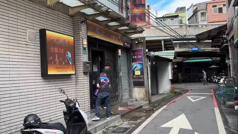 計姓男子和友人今晨在基隆市龍安街一家卡拉OK內，分持瓦斯槍、鎮暴槍射傷前妻的李姓男友等3人，店方人員事後清洗血跡。記者邱瑞杰／翻攝