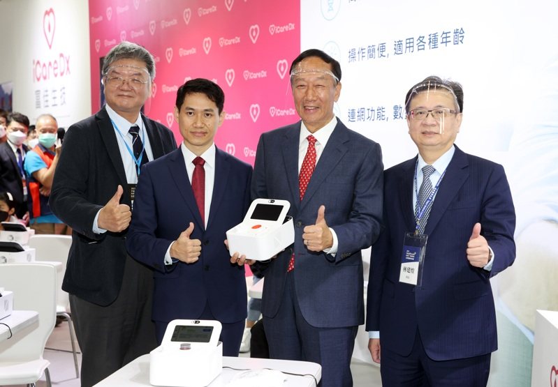 鴻海創辦人郭台銘(右二)投資的生技新創公司──富佳生技於「醫療科技展」,富佳生技董事長廖本揚(左二)解說該公司與產品特色。(記者曾吉松/攝影) 鴻海創辦人郭台銘(右二)投資的生技新創公司──富佳生技於「醫療科技展」,富佳生技董事長廖本揚(左二)解說該公司與產品特色。(記者曾吉松/攝影)