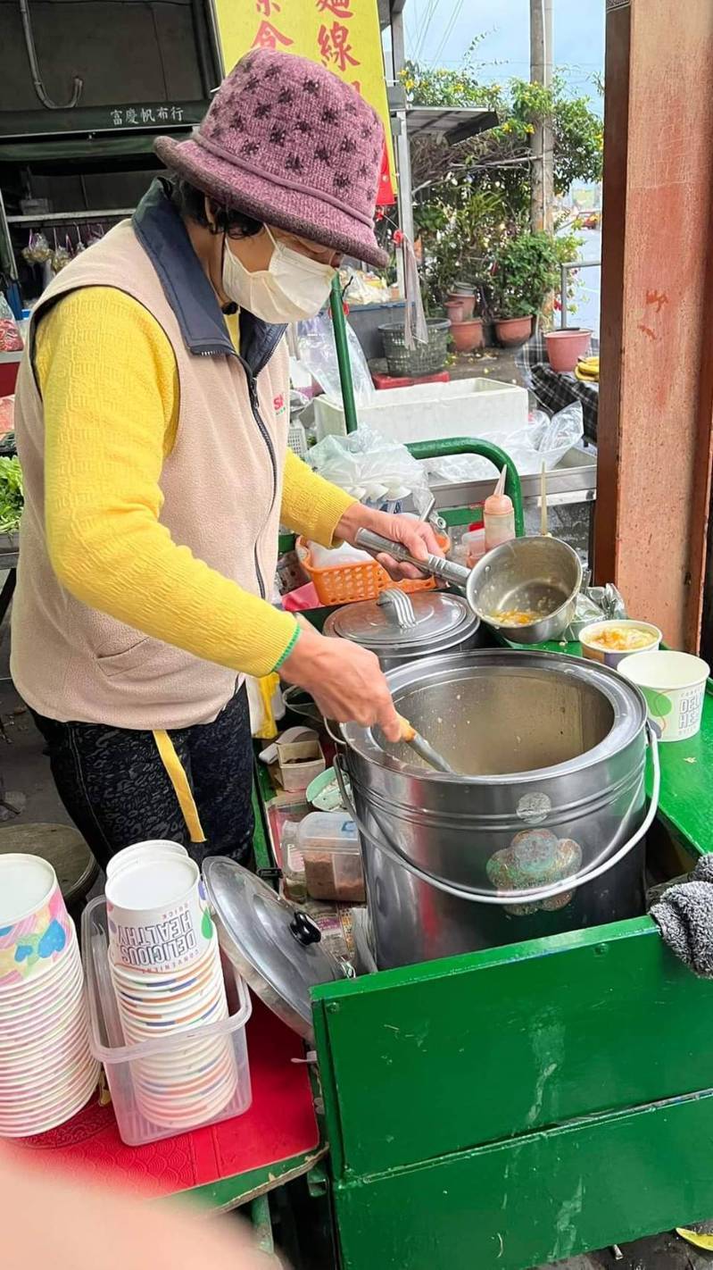 彰化縣伸港鄉19歲黃姓高職生由73歲祖母（左4）隔代教養，如今失聯6個月，讓推攤車賣粥的祖母天天哭泣。圖／縣議員賴清美提供
