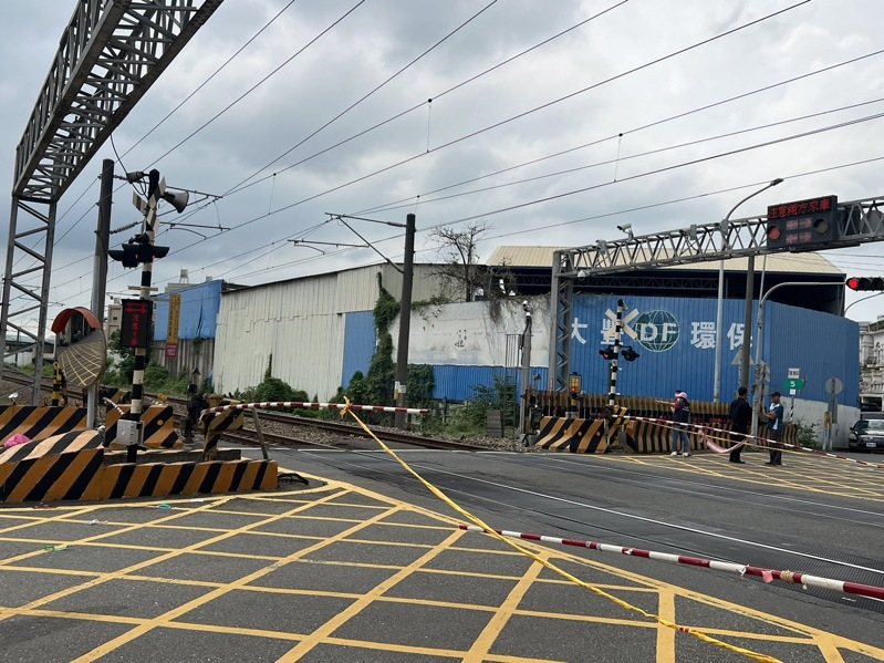 雲林縣斗六市保長路、鎮西路鐵路平交道今天中午12時37分左右發生火車與腳踏車擦撞事故，騎腳踏車的婦人當場無生命跡象，已送往台大醫院雲林分院急救。記者陳雅玲／攝影