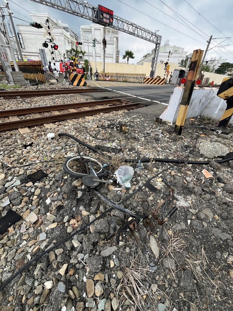 雲林縣斗六市保長路、鎮西路鐵路平交道今天中午12時37分左右發生火車與腳踏車擦撞事故，騎腳踏車的婦人當場無生命跡象，已送往台大醫院雲林分院急救。記者陳雅玲／翻攝