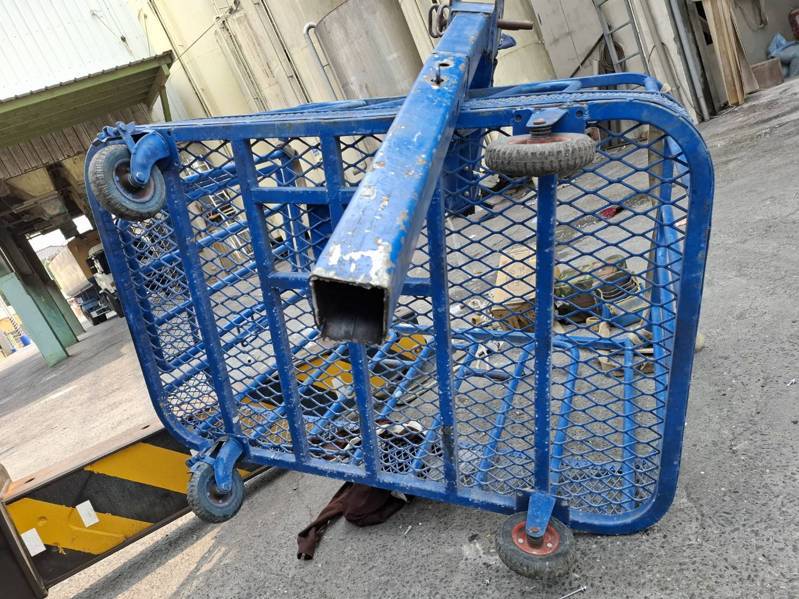 雲林虎尾鎮北溪里的再興飼料工廠廠內下午進行吊車高空作業,正修復屋頂時,吊臂突然斷裂,造成4死。記者陳雅玲/翻攝 雲林虎尾鎮北溪里的再興飼料工廠廠內下午進行吊車高空作業,正修復屋頂時,吊臂突然斷裂,造成4死。記者陳雅玲/翻攝