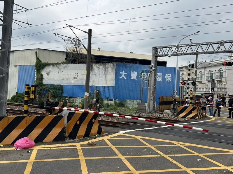雲林縣斗六市保長路、鎮西路鐵路平交道今天中午12時37分左右發生火車與腳踏車擦撞事故，騎腳踏車的婦人當場無生命跡象，已送往台大醫院雲林分院急救。記者陳雅玲／攝影