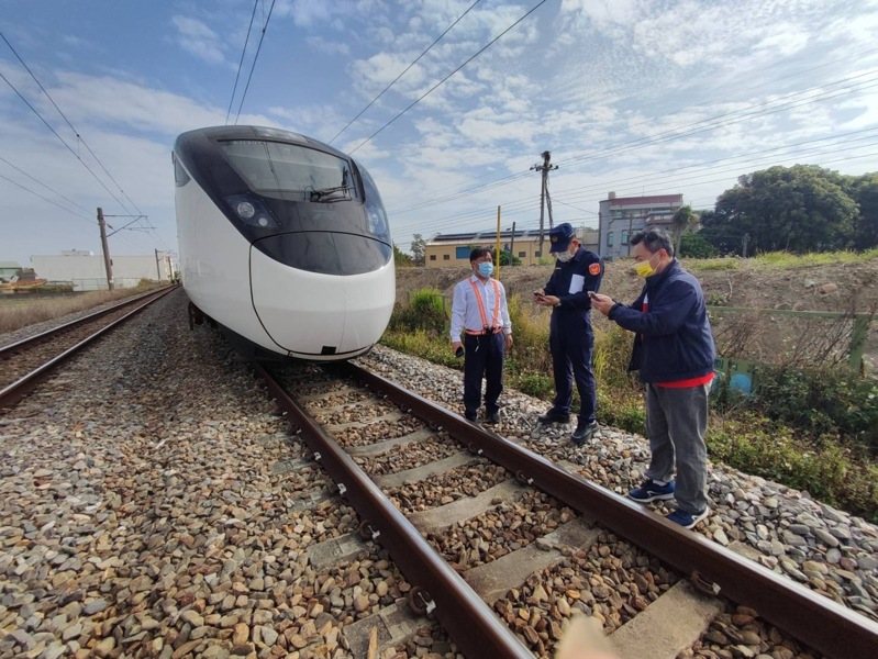 台鐵稍早發生死傷事故，傳一名婦人今中午騎腳踏車闖月平交道，遭EMU3000型新自強號撞上，台鐵斗六至斗南間單線雙向行車。圖為EMU3000型新自強示意圖，非本文所提車站及事故位置。聯合報系資料照