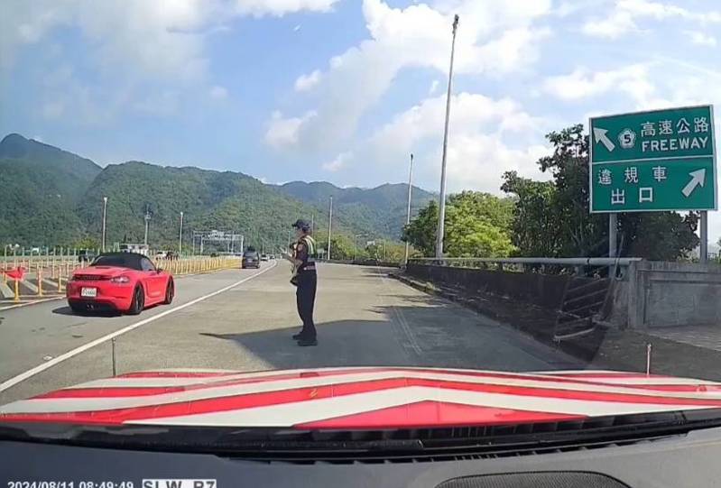 31歲簡姓男子所開保時捷懸掛偽造的「6666」車牌,被公路警察攔下送辦。圖/國九隊提供 31歲簡姓男子所開保時捷懸掛偽造的「6666」車牌,被公路警察攔下送辦。圖/國九隊提供