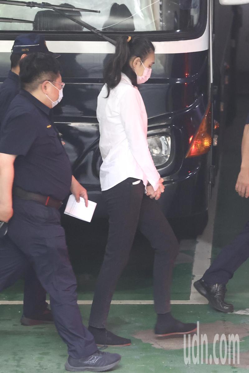 從事保母工作的劉彩萱、劉若琳（圖）姐妹涉凌虐1歲男童「剴剴」致死，檢方起訴後法院裁定羈押禁見，下午台北地院國民法官法庭開庭審查，兩人由法警戒護上車帶往國民法庭。記者曾吉松／攝影
