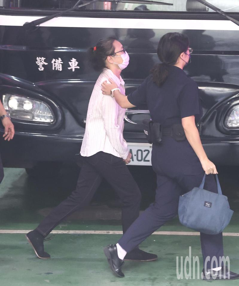 從事保母工作的劉彩萱（圖）、劉若琳姐妹涉凌虐1歲男童「剴剴」致死，檢方起訴後法院裁定羈押禁見，下午台北地院國民法官法庭開庭審查，兩人由法警戒護上車帶往國民法庭。記者曾吉松／攝影