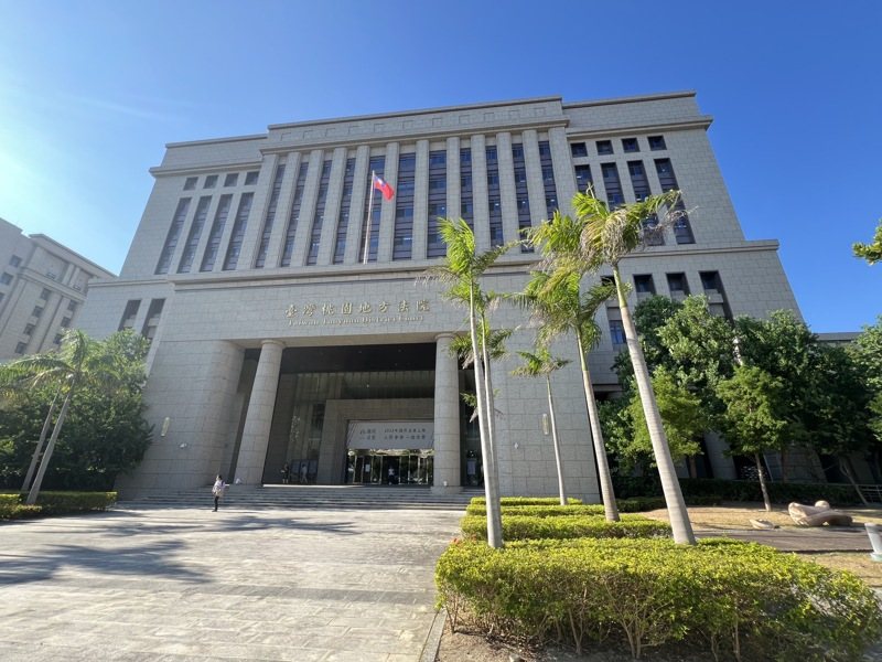 曾任經濟部工業局大園、觀音工業區服務中心主任的楊姓男子，涉嫌承辦4項小額採購工程案時，圖利特定廠商並獲21400元後謝，桃園地院審結，將他依4次不違背職務要求收受賄賂罪，應執行徒刑2年、褫奪公權1年，緩刑5年，支付公庫120萬元，可上訴。記者陳恩惠／攝影