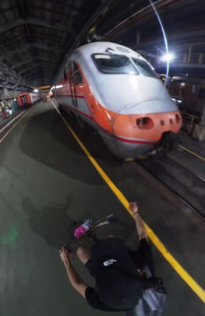 日前有外籍網紅攀爬上台鐵行駛的平溪線柴油客車,大玩極限運動,還入侵台鐵七堵機務段內,在停放列車的機廠騎腳踏車。圖/截自street_vision IG 日前有外籍網紅攀爬上台鐵行駛的平溪線柴油客車,大玩極限運動,還入侵台鐵七堵機務段內,在停放列車的機廠騎腳踏車。圖/截自street_vision IG