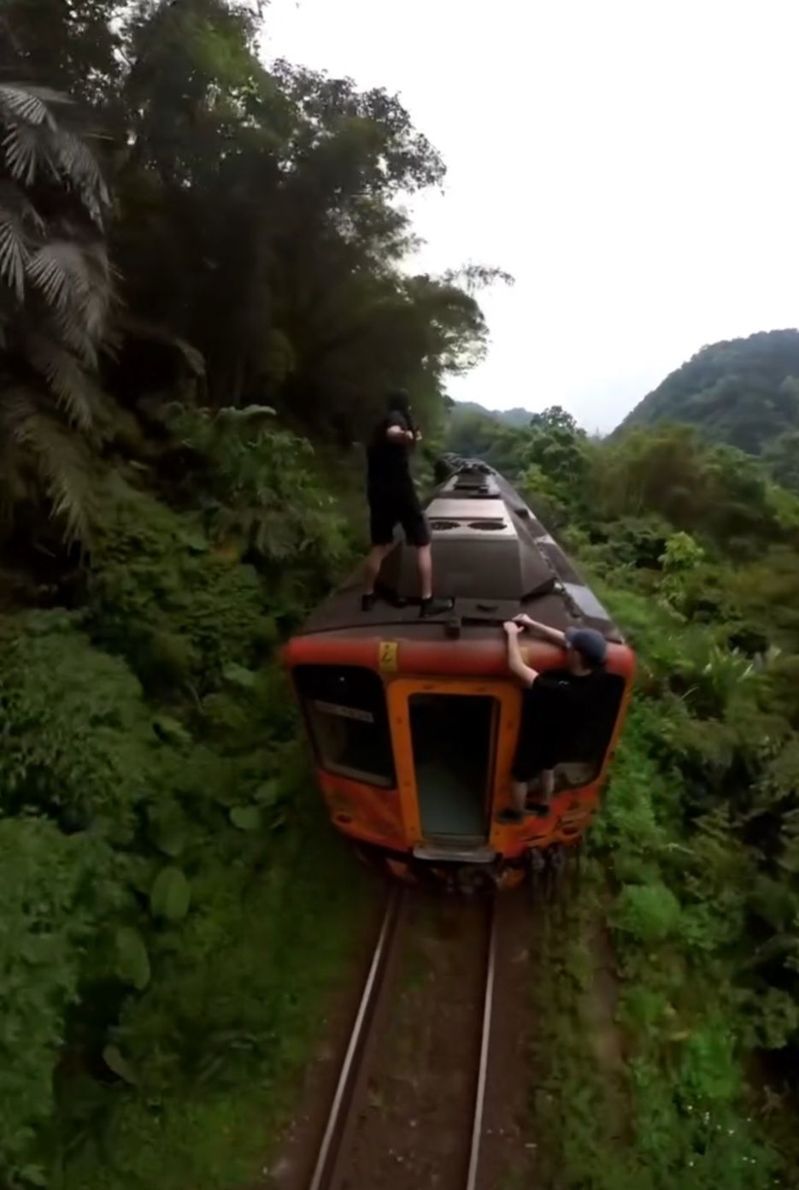 日前有外籍網紅攀爬上台鐵行駛的平溪線柴油客車,大玩極限運動,還入侵台鐵七堵機務段內,在停放列車的機廠騎腳踏車。圖/截自street_vision IG 日前有外籍網紅攀爬上台鐵行駛的平溪線柴油客車,大玩極限運動,還入侵台鐵七堵機務段內,在停放列車的機廠騎腳踏車。圖/截自street_vision IG
