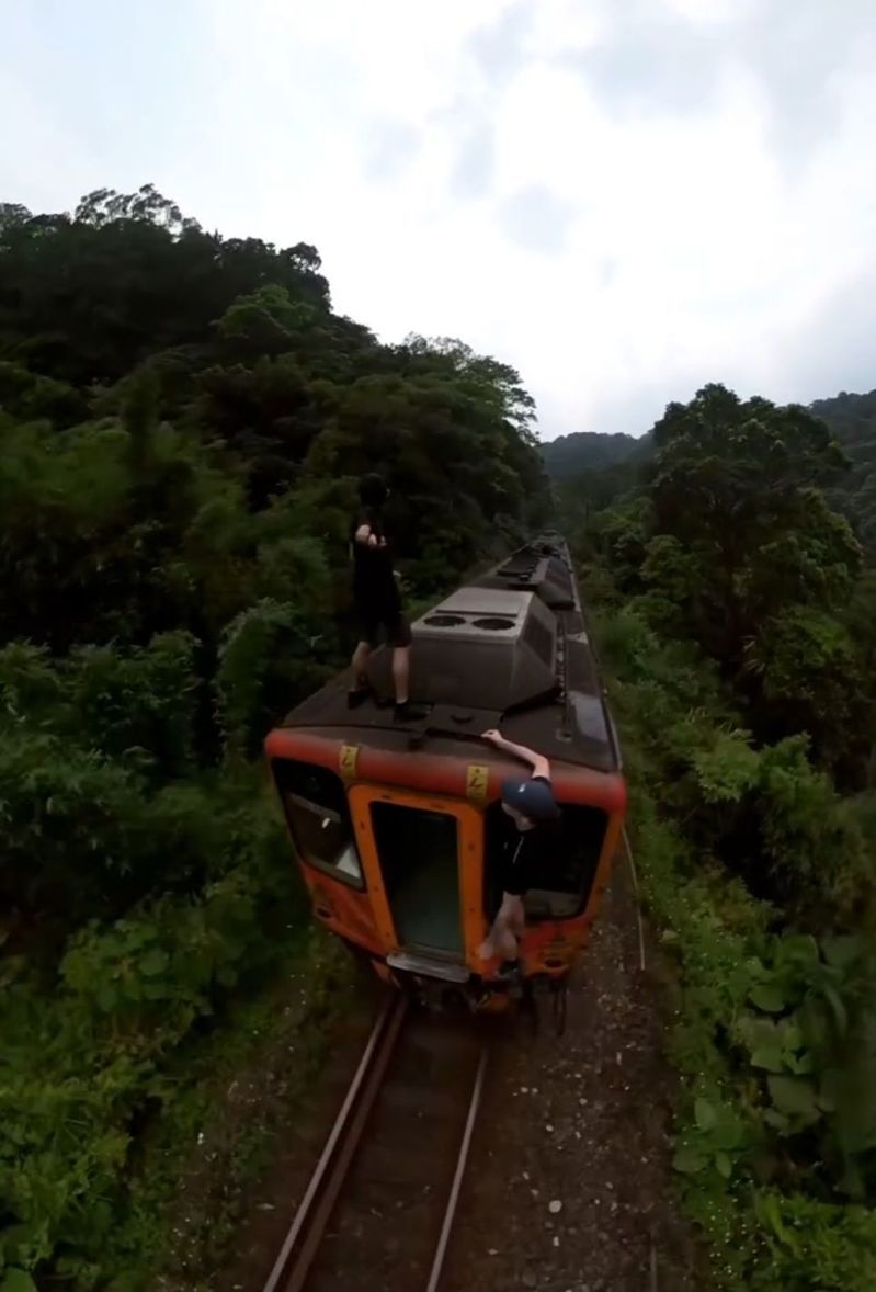 日前有外籍網紅攀爬上台鐵行駛的平溪線柴油客車,大玩極限運動,還入侵台鐵七堵機務段內,在停放列車的機廠騎腳踏車。圖/截自street_vision IG 日前有外籍網紅攀爬上台鐵行駛的平溪線柴油客車,大玩極限運動,還入侵台鐵七堵機務段內,在停放列車的機廠騎腳踏車。圖/截自street_vision IG