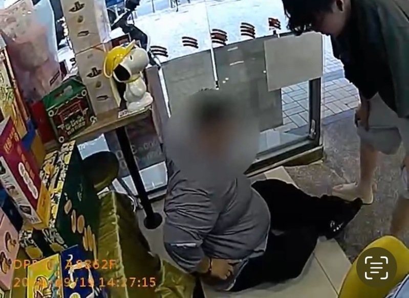 員警待假投資專員進入店內立刻出動逮人，當場查獲詐欺車手41歲凌姓男子。記者李隆揆／翻攝