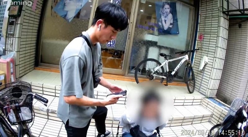 員警見其手機中還在操作詐欺群組，當場壓制逮捕李男。記者李隆揆／翻攝