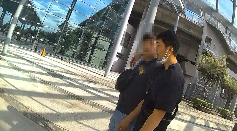大村分駐所員警即時在彰化高鐵站逮到已取款的車手,當場起獲現金26萬多元。圖/警方提供 大村分駐所員警即時在彰化高鐵站逮到已取款的車手,當場起獲現金26萬多元。圖/警方提供