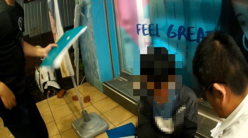 員林警方在彰化市藥妝店前攔下正在收錢的21歲林姓車手,年輕的林嫌被上銬時還嚇得哭出來。圖/警方提供 員林警方在彰化市藥妝店前攔下正在收錢的21歲林姓車手,年輕的林嫌被上銬時還嚇得哭出來。圖/警方提供