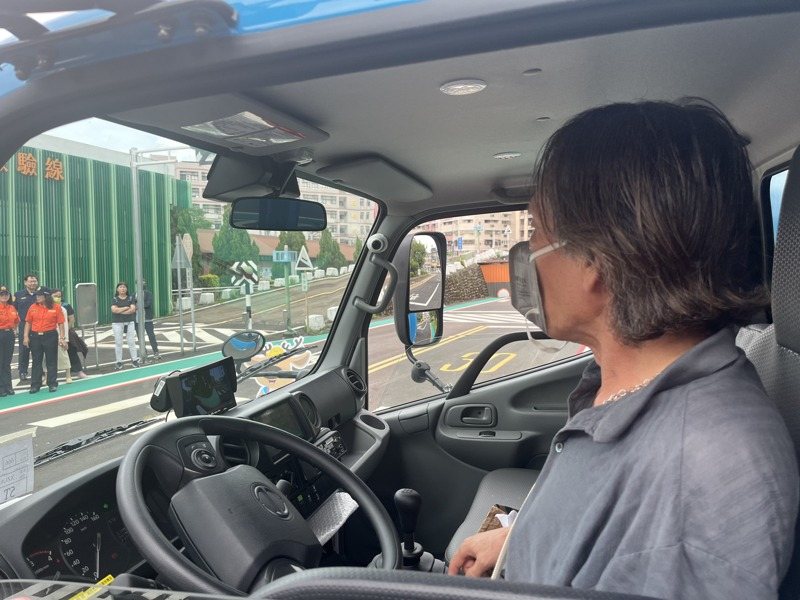 新竹監理所今舉辦「汽車運輸業路口停讓及高齡者交通安全宣導」，鑑於台中近日憾事，活動特別強調路口停讓文化，也安排地方長者了解大型車視野盲區與危險性。記者陳俊智／桃園報導