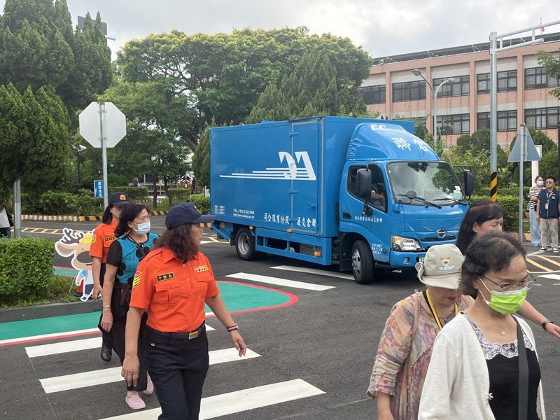 新竹監理所今舉辦「汽車運輸業路口停讓及高齡者交通安全宣導」，鑑於台中近日憾事，活動特別強調路口停讓文化，也安排地方長者了解大型車視野盲區與危險性。記者陳俊智／桃園報導
