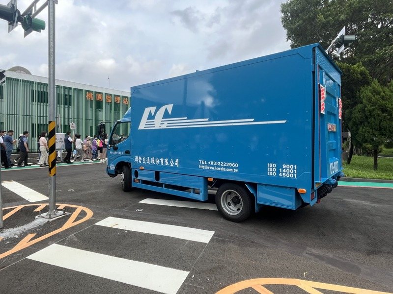 新竹監理所今舉辦「汽車運輸業路口停讓及高齡者交通安全宣導」，鑑於台中近日憾事，活動特別強調路口停讓文化，也安排地方長者了解大型車視野盲區與危險性。記者陳俊智／桃園報導