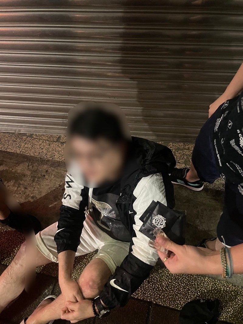 劉姓男子涉嫌透過社群軟體張貼販賣毒煙彈訊息，警方循線逮捕送辦。記者曾伯愷／翻攝