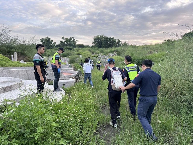 77歲王姓老翁今天下午到彰化市八卦山登山時，遭蜂螫傷，逃走時迷路，警方及消防局動用人員搜尋，費了約一個半小時才找到人，送醫無生命危險。圖／民眾提供