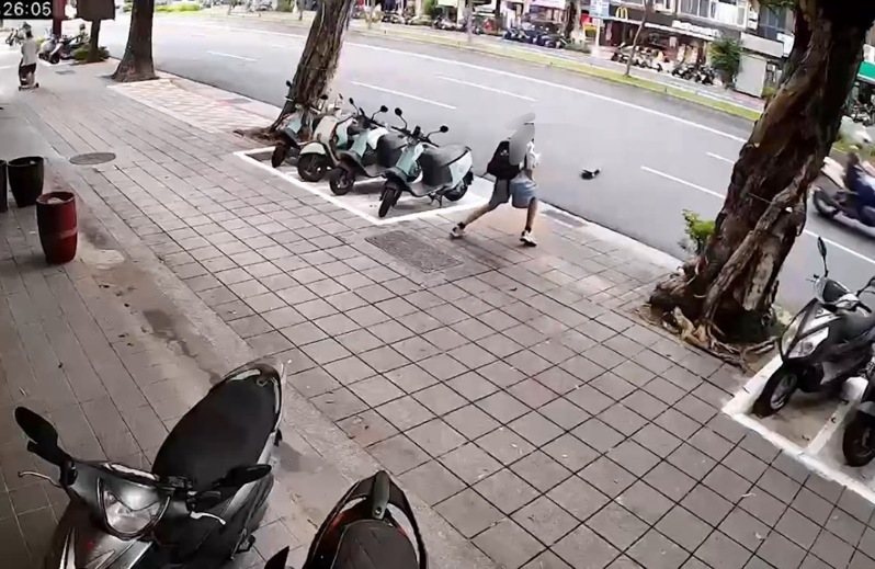 一名國中生在人行道上滑滑板，操作不慎噴飛路中，導致總統車隊受到驚擾，所幸未釀事故。記者李隆揆／翻攝