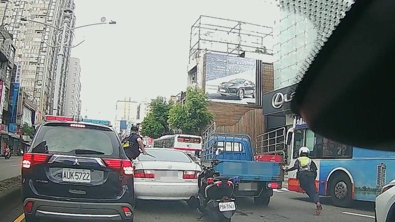 桃園一名53歲男子今上午開車行經桃園區中山路，因車輛懸掛報廢車輛車牌遭警方攔下，未料男子逆向逃逸闖燈甚至衝撞員警。記者周嘉茹／翻攝