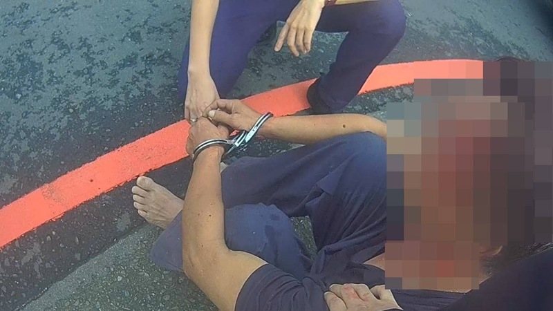 桃園一名53歲男子今上午因車輛懸掛報廢車車牌遭警方攔下，逆向逃逸闖燈甚至衝撞員警，警方以警車包夾並破窗噴辣椒水，全案依公共危險罪及妨礙公務罪嫌偵辦。記者周嘉茹／翻攝