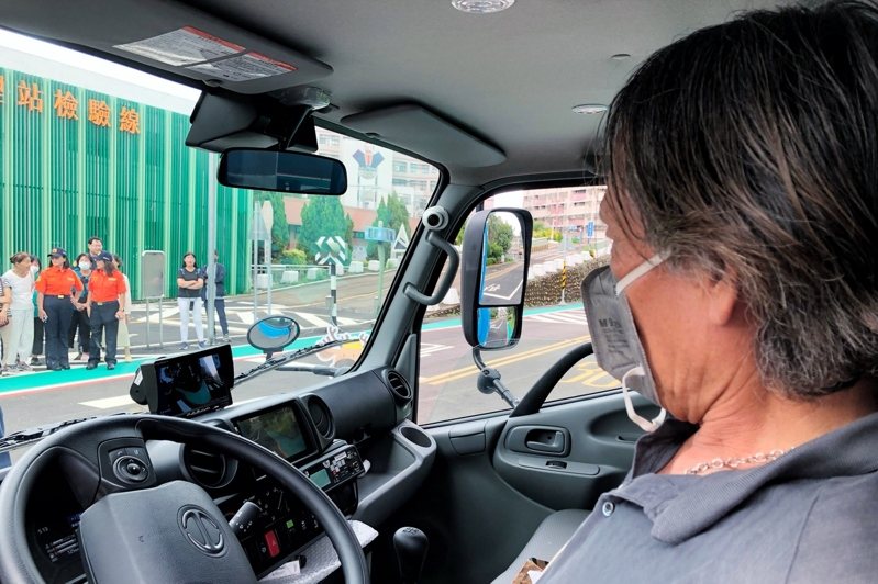 交通部公路局新竹區監理所25日在桃園監理站舉辦「汽車運輸業路口停讓及高齡者交通安全宣導」，邀請客貨運公會代表與運輸業者及數10名年長者參與，透過道路影片案例分析與現場實車操作演練，讓運輸業者及高齡長輩切身感受及面對道路上各種風險。(中央社)