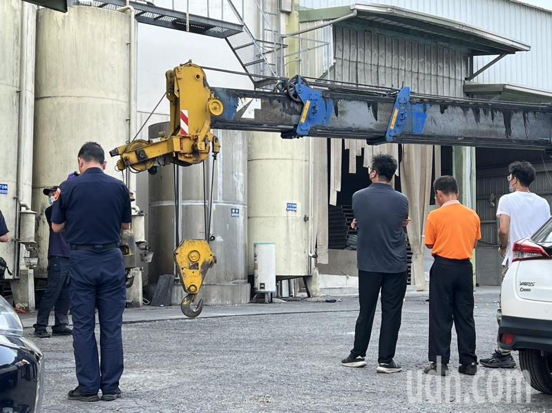 雲林虎尾鎮北溪里的再興飼料工廠內今下午進行吊車高空修繕屋頂作業時,吊臂連結吊籃處突斷裂,吊籃內4人從6公尺高重摔地面,造成3死1傷。記者陳雅玲/攝影 雲林虎尾鎮北溪里的再興飼料工廠內今下午進行吊車高空修繕屋頂作業時,吊臂連結吊籃處突斷裂,吊籃內4人從6公尺高重摔地面,造成3死1傷。記者陳雅玲/攝影