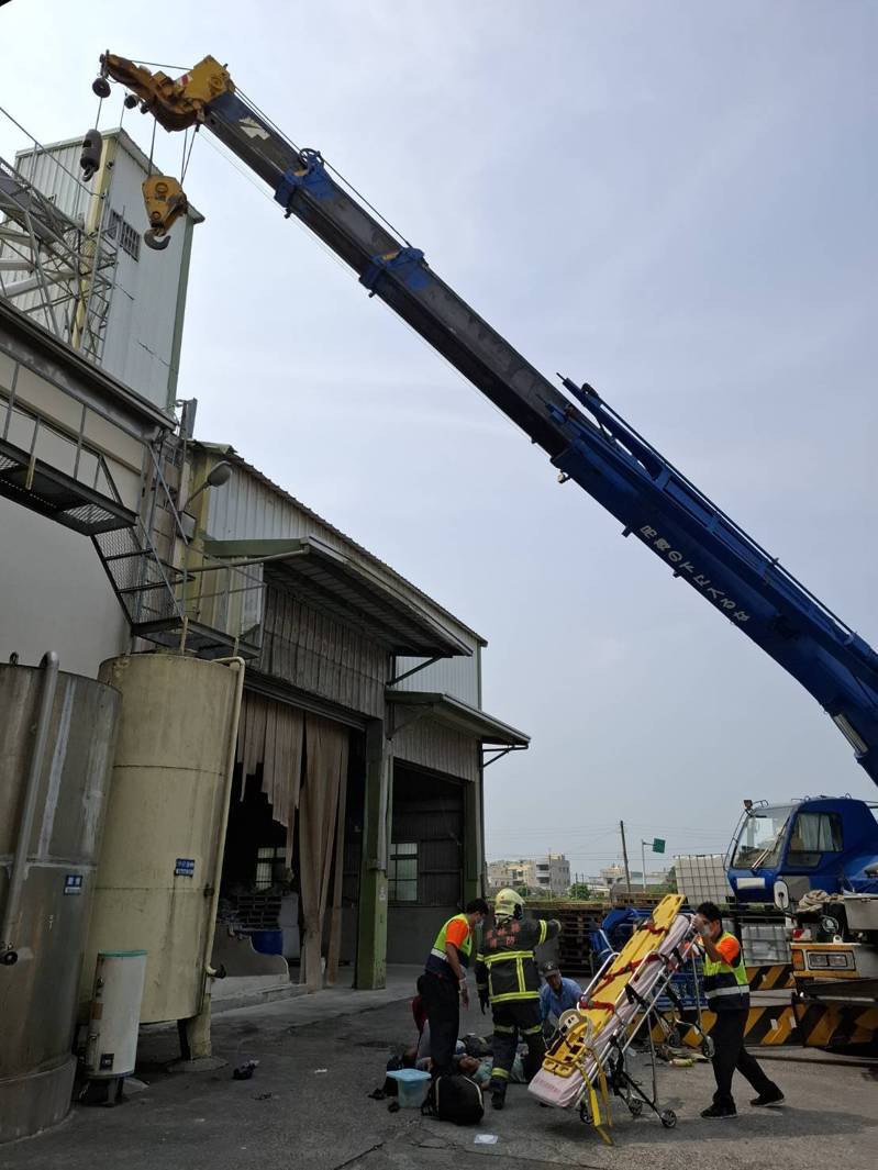 雲林虎尾鎮北溪里的再興飼料工廠內今下午進行吊車高空修繕屋頂作業時,吊臂連結吊籃處突斷裂,吊籃內4人從6公尺高重摔地面,造成3死1傷。圖/雲林縣消防局提供 雲林虎尾鎮北溪里的再興飼料工廠內今下午進行吊車高空修繕屋頂作業時,吊臂連結吊籃處突斷裂,吊籃內4人從6公尺高重摔地面,造成3死1傷。圖/雲林縣消防局提供