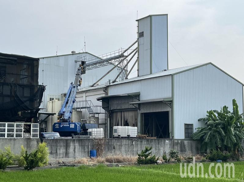 雲林虎尾鎮北溪里的再興飼料工廠內今下午進行吊車高空修繕屋頂作業時,吊臂連結吊籃處突斷裂,吊籃內4人從6公尺高重摔地面,造成3死1傷。記者陳雅玲/攝影 雲林虎尾鎮北溪里的再興飼料工廠內今下午進行吊車高空修繕屋頂作業時,吊臂連結吊籃處突斷裂,吊籃內4人從6公尺高重摔地面,造成3死1傷。記者陳雅玲/攝影