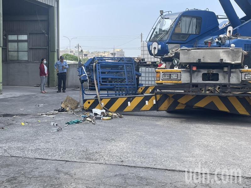 雲林虎尾鎮北溪里的再興飼料工廠內今下午進行吊車高空修繕屋頂作業時,吊臂連結吊籃處突斷裂,吊籃內4人從6公尺高重摔地面,造成3死1傷。記者陳雅玲/攝影 雲林虎尾鎮北溪里的再興飼料工廠內今下午進行吊車高空修繕屋頂作業時,吊臂連結吊籃處突斷裂,吊籃內4人從6公尺高重摔地面,造成3死1傷。記者陳雅玲/攝影