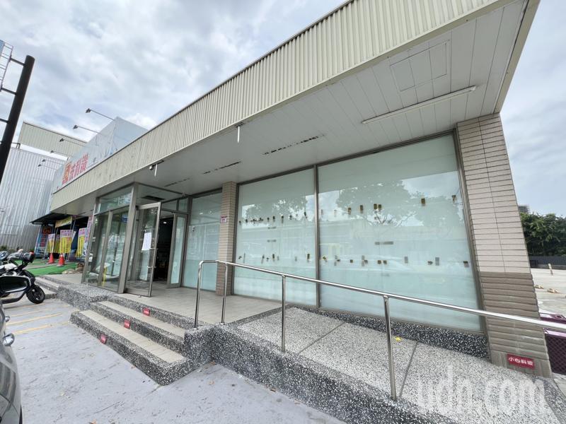 桃園市議員張肇良5年前曾為此鐵皮平房違建涉嫌向龍潭區公所關說,事後這裡開了連鎖超商,直到今年7月18日案發後,超商業者自行停業並清空。記者陳恩惠/攝影 桃園市議員張肇良5年前曾為此鐵皮平房違建涉嫌向龍潭區公所關說,事後這裡開了連鎖超商,直到今年7月18日案發後,超商業者自行停業並清空。記者陳恩惠/攝影