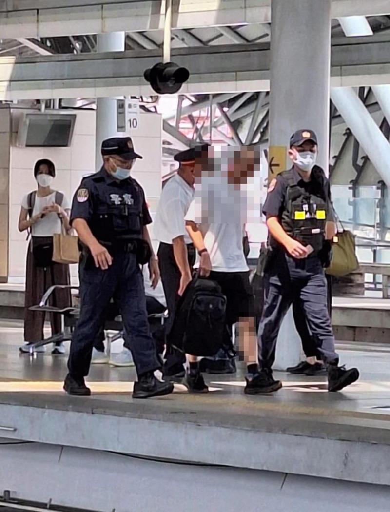 新竹縣楊姓男子今早趴臥在台中車站的鐵軌，幸未釀成傷亡，楊被警方帶回瞭解狀況。圖／摘自黑色豪門企業