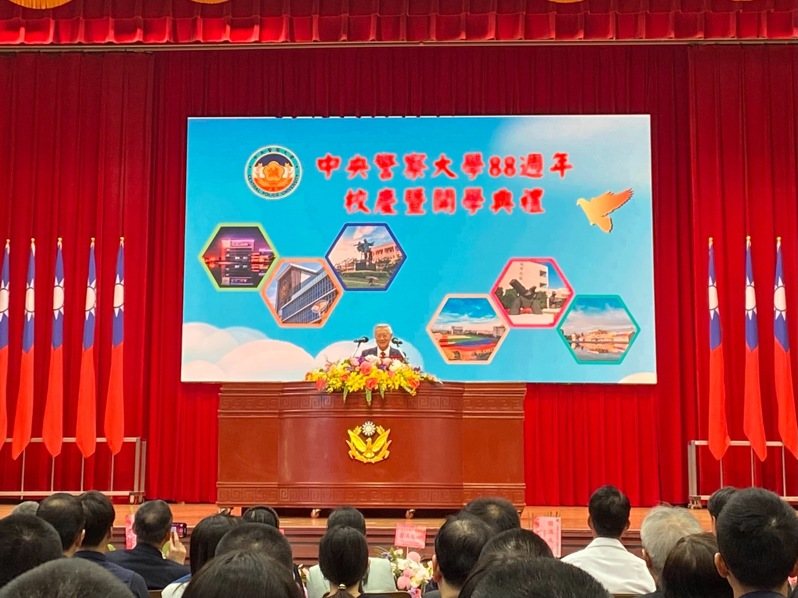 中央警察大學今舉辦88周年校慶暨開學典禮，包括警政署長張榮興、海巡署艦隊分署長廖德成、台北市警局局長李西河等人獲頒第21屆傑出校友獎，同時舉行華裔美籍知名刑事鑑識專家李昌鈺捐贈珍貴典籍資料儀式。記者周嘉茹／攝影