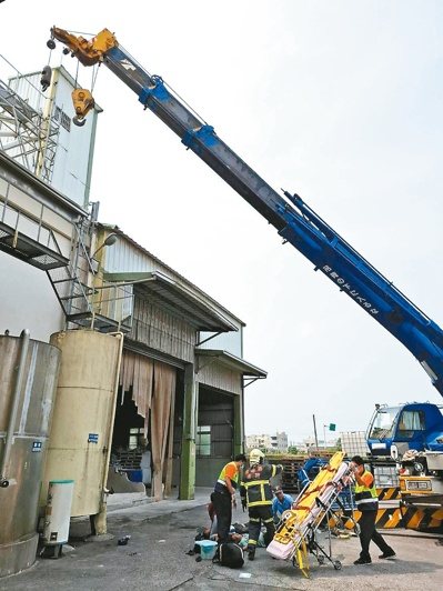 雲林縣再興飼料工廠昨進行吊車高空作業時,吊臂連結吊籃處突斷裂,吊籃內四人重摔地面,造成三死一傷。圖/雲林縣消防局提供 雲林縣再興飼料工廠昨進行吊車高空作業時,吊臂連結吊籃處突斷裂,吊籃內四人重摔地面,造成三死一傷。圖/雲林縣消防局提供