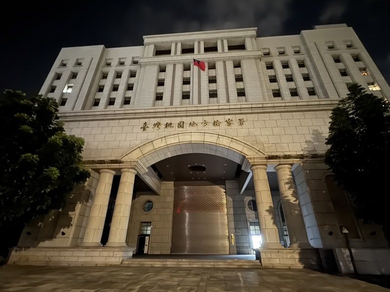 桃園市議員張肇良多年前涉關說違建案遭羈押迄今，檢調昨發動搜索，通知龍潭區公所胡姓、黃姓前後任區長以被告身分到案說明，經整日訊問後，昨深夜經檢察官訊問後，今天凌晨12點20分諭令2人請回。記者陳恩惠／攝影