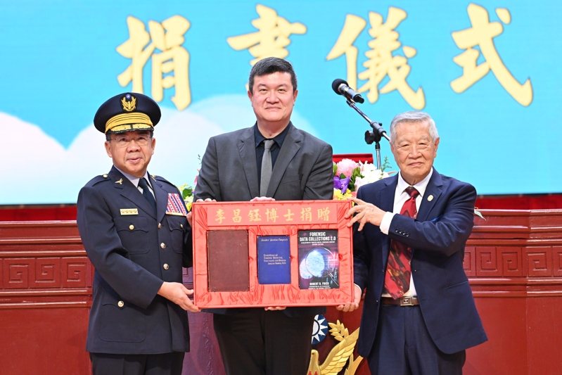 李昌鈺將自身於海外的所有書籍、文獻、案件等資料共287箱書，捐贈給母校警大，其中一本刑事鑑識文書更是17世紀至今全球僅存唯一珍藏，期許能回饋母校、傳承後進繼往開來。圖／警大提供