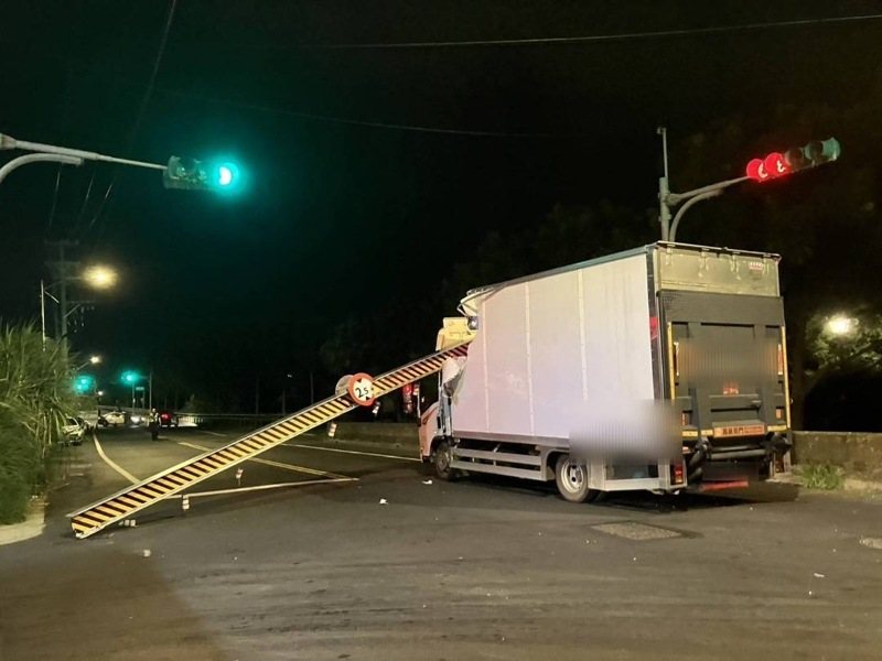 桃園蘆竹一輛大貨車昨晚9點多行經油管路二段與機捷路口,因車身過高撞擊2.5公尺限高架,造成貨櫃前方全爛,限高架倒塌。記者周嘉茹/翻攝 桃園蘆竹一輛大貨車昨晚9點多行經油管路二段與機捷路口,因車身過高撞擊2.5公尺限高架,造成貨櫃前方全爛,限高架倒塌。記者周嘉茹/翻攝