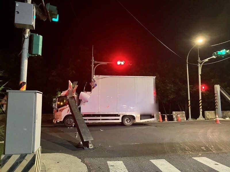 桃園蘆竹一輛大貨車昨晚9點多行經油管路二段與機捷路口,因車身過高撞擊2.5公尺限高架,造成貨櫃前方全爛,限高架倒塌。記者周嘉茹/翻攝 桃園蘆竹一輛大貨車昨晚9點多行經油管路二段與機捷路口,因車身過高撞擊2.5公尺限高架,造成貨櫃前方全爛,限高架倒塌。記者周嘉茹/翻攝
